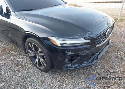 2023 Volvo S60 B5 Plus Dark Theme z USA, uszkodzony, nr VIN 7JRL12TW5PG234370